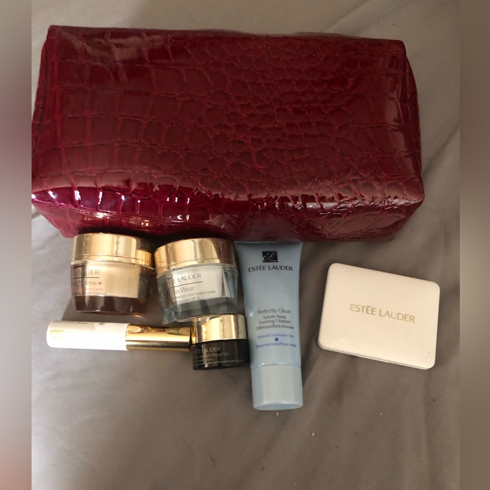 ESTEE LAUDER 💯 authentic make up/toiletries bag filled with samples